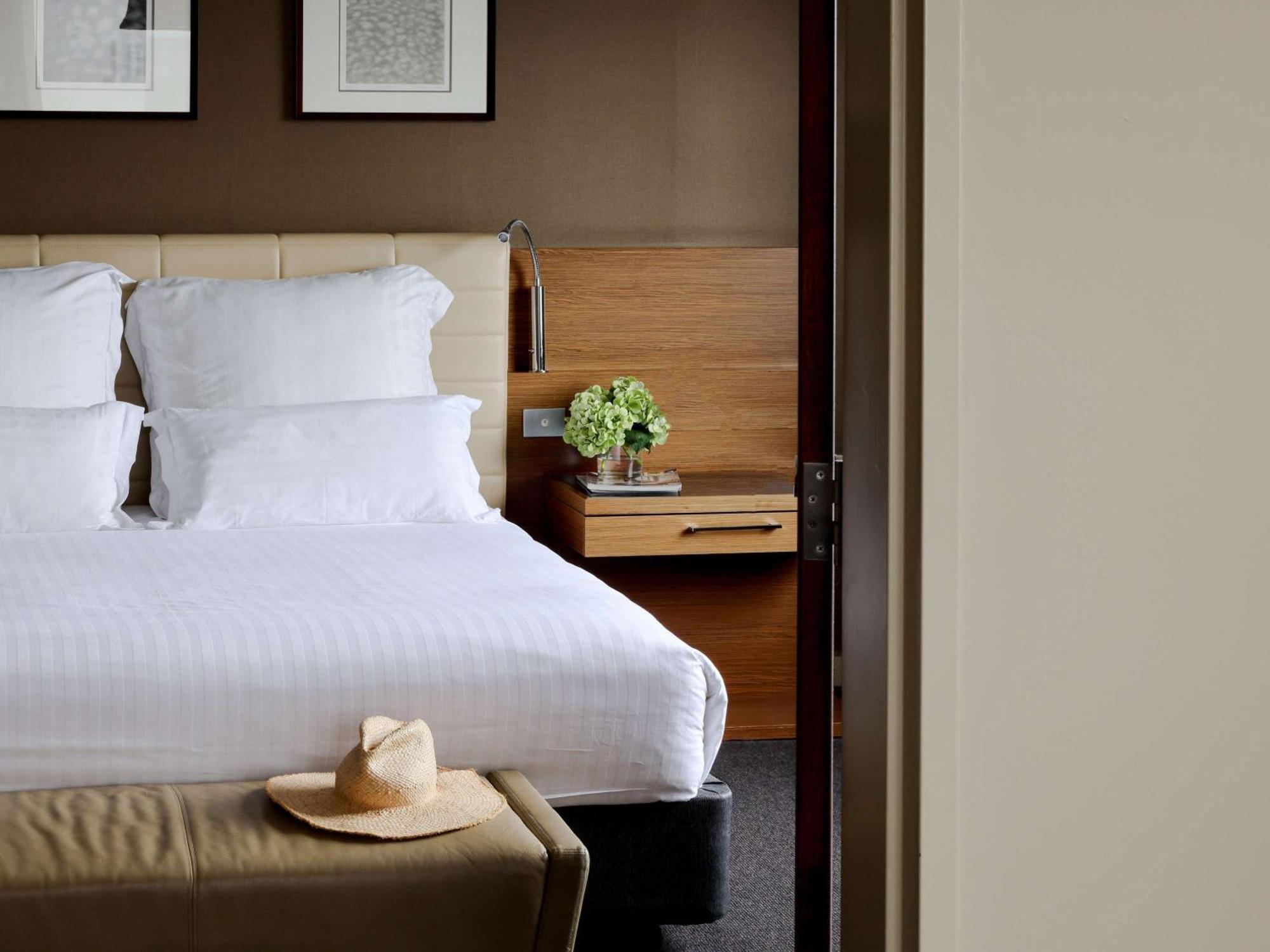 ホテル プルマン シドニー オリンピック パーク エクステリア 写真 A bedroom at the Mandarin Oriental, London