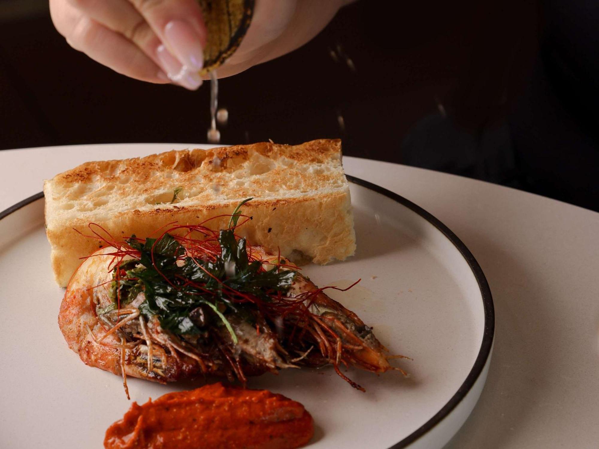ホテル プルマン シドニー オリンピック パーク エクステリア 写真 A prawn and bread dish